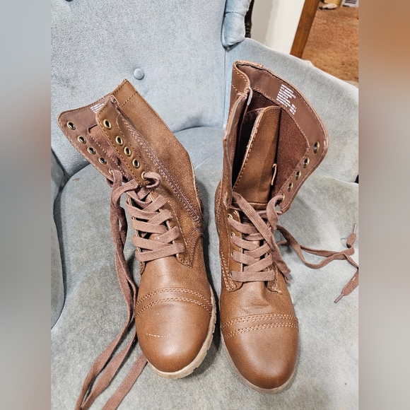 Boots - Picture 11 of 11